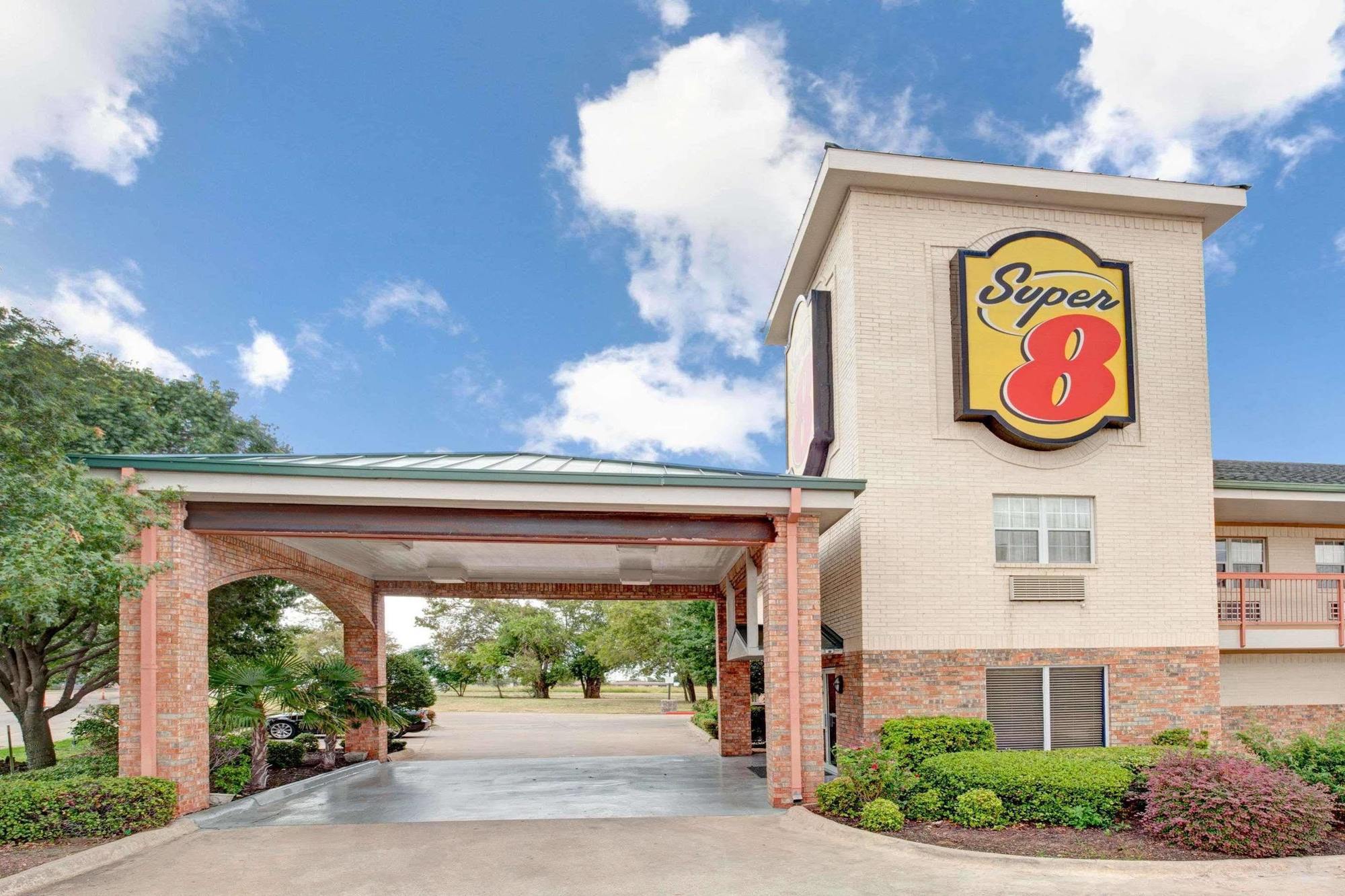 Super 8 By Wyndham Arlington Near At&T Stadium Exterior photo