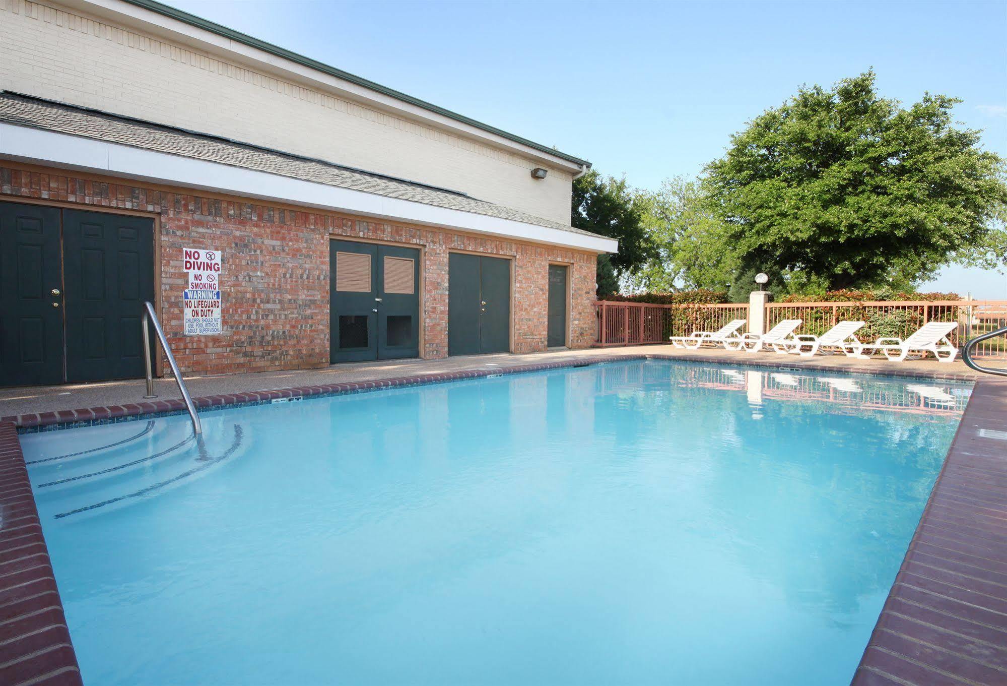 Super 8 By Wyndham Arlington Near At&T Stadium Exterior photo